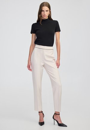 - Spodnie materiałowe