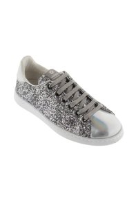 Baskets argentées scintillantes avec une finition texturée, bout rond, lacets gris et un embout en argent brillant. Semelle en caoutchouc blanche et logo de la marque.