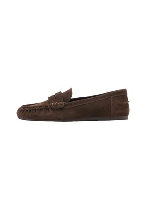 Mocassini in suede marrone con una parte superiore testurizzata, caratterizzati da un accento intrecciato e una suola piatta, progettati per il comfort informale e la facilità di calzata.