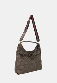 Borsa a tracolla marrone con motivo floreale, dotata di una ampia tracolla nera e bordeaux e dettagli in oro.