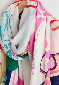 Viegls šalle ar krāsainu ziedu un abstraktu rakstu rozā, zilās, zaļās un dzeltenās krāsās; mīksta, gluda tekstūra.