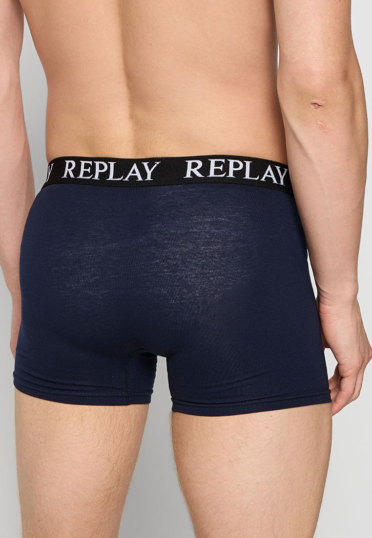 Boxer-briefs en coton bleu marine avec une taille noire arborant un logo "REPLAY" blanc. Le tissu semble doux avec une texture lisse.