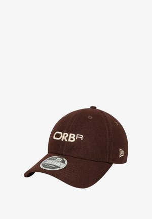 Brączowy czapka bejsbolowa wykonana z tkaniny z usztywnioną koroną. Posiada haftowane logo "ORB R" oraz zakrzywiony daszek. Zawiera dekoracyjne przeszycia.