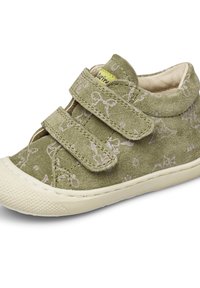 Scarpa per bambini in suede verde con due cinturini in Velcro, suola in gomma testurizzata e dettagli a pattern sottili. Design con punta arrotondata.