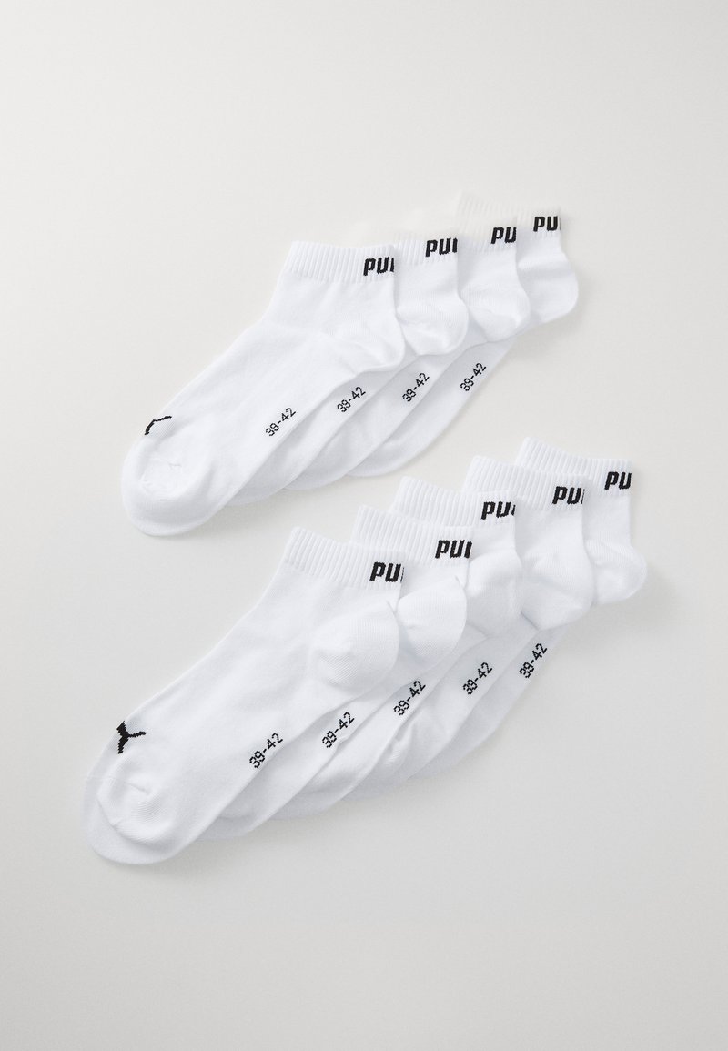 Bjele čarape s crnim logotipom, s rebrastim rubom i oznakama veličine. Šest pari poredanih s mekim, pamučnim teksturom.