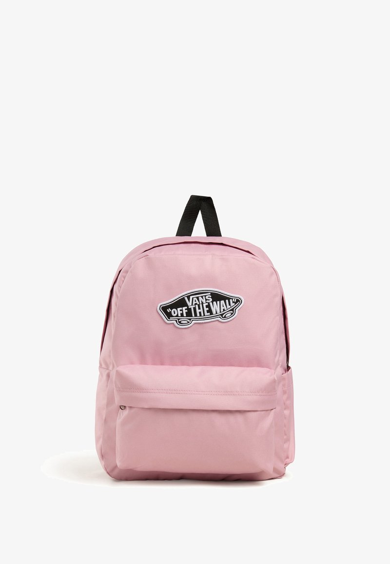 Mochila de tela rosa con un bolsillo frontal, que presenta un logo en blanco y negro de "Vans Off The Wall". Incluye una asa negra y correas ajustables.