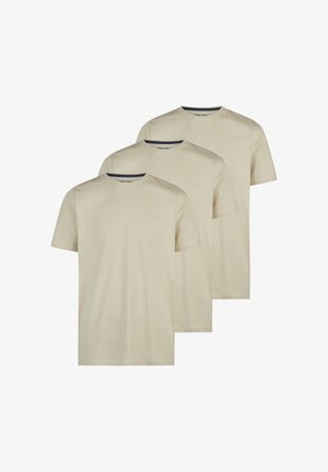 Drie beige T-shirts met korte mouwen en een ronde hals, in een schuin gestapelde opstelling op een witte achtergrond.