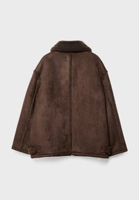 Giacca in shearling scamosciato marrone con ampio colletto e cinturini regolabili su entrambi i lati, mostrata di schiena su uno sfondo neutro.