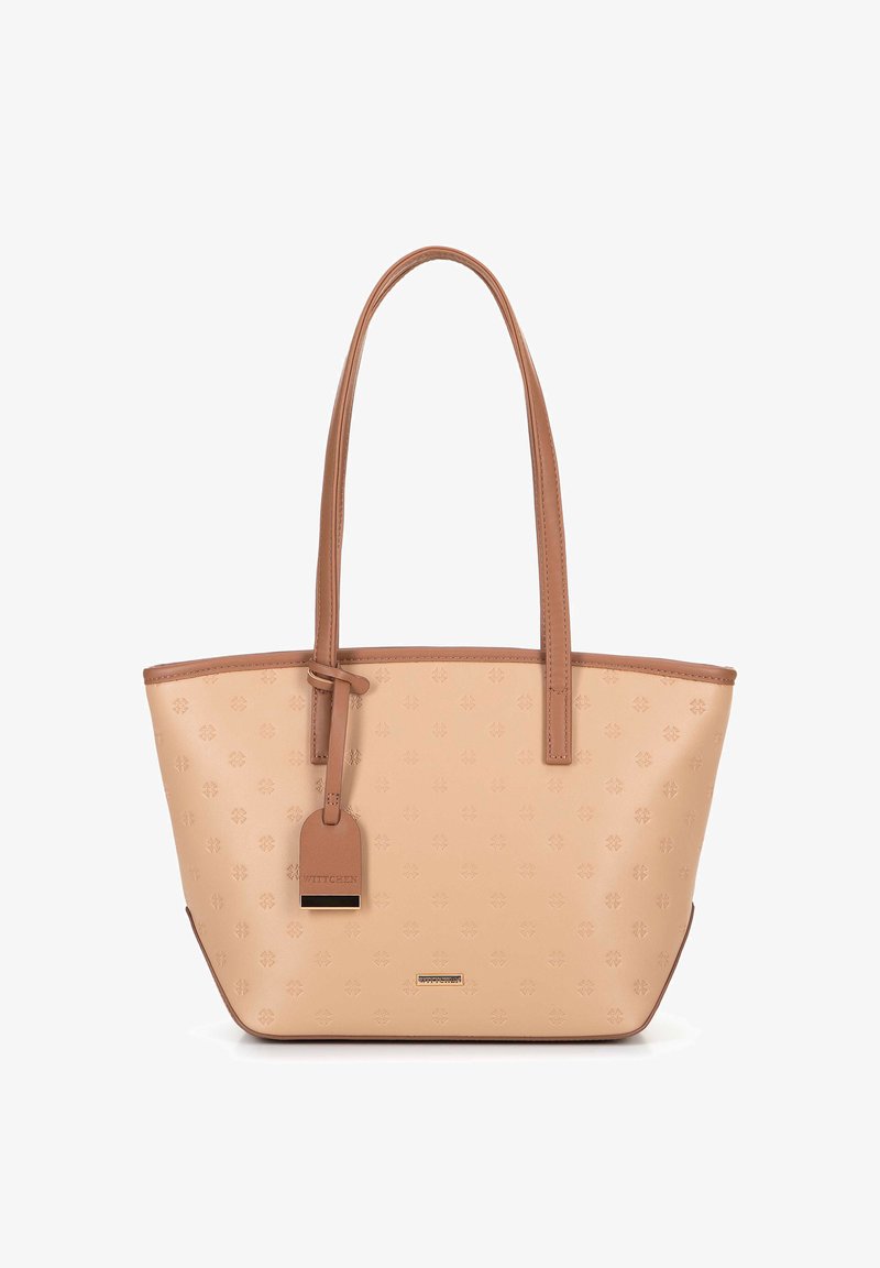 Beige synthetische Tasche mit hellbraunen Griffen, geprägtem Muster, befestigtem Lederetikett und einer strukturierten Form. Glatte Textur.