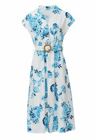 Robe florale blanche avec des motifs bleus, à manches courtes, une ceinture avec une boucle tissée ronde, et une coupe longueur genou.