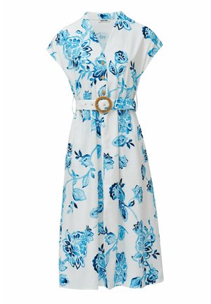 Robe florale blanche avec des motifs bleus, à manches courtes, une ceinture avec une boucle tissée ronde, et une coupe longueur genou.