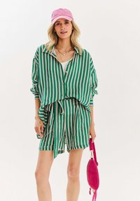 NAOKO PEPPERMINT - Šortky - green