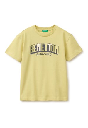 Hellgelbes kurzärmeliges T-Shirt mit "BENETTON" in großen Blockbuchstaben und "SINCE 1965" darunter, akzentuiert durch zwei Sterne.