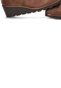 Zapatos de cuña de ante marrón con un acabado texturizado, que cuentan con una puntera redondeada y una suela de goma negra duradera, diseñados para la comodidad y el soporte.