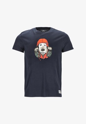 Marineblå bomulds t-shirt med et grafisk design af en hund iført hovedtelefoner og en rød hue. Korte ærmer, rund halsudskæring, glat tekstur.