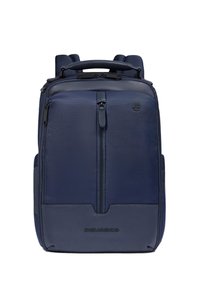 Zaino blu navy con tessuto strutturato e dettagli in pelle liscia. Presenta due tasche frontali con cerniera e una maniglia robusta sulla parte superiore.