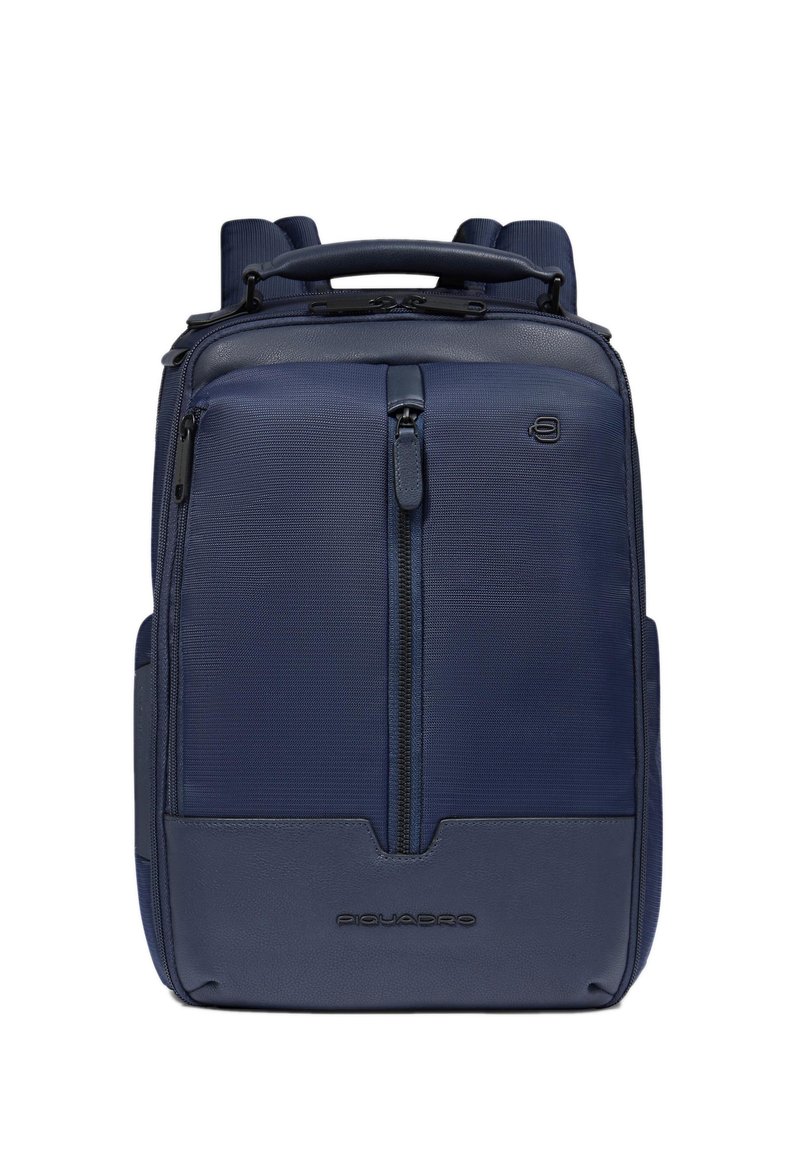 Zaino blu navy con tessuto strutturato e dettagli in pelle liscia. Presenta due tasche frontali con cerniera e una maniglia robusta sulla parte superiore.