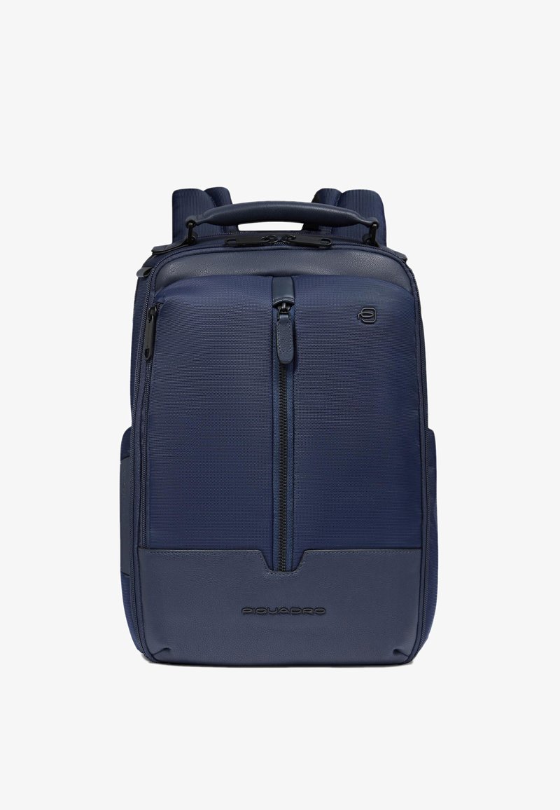 Zaino blu navy con tessuto strutturato e dettagli in pelle liscia. Presenta due tasche frontali con cerniera e una maniglia robusta sulla parte superiore.