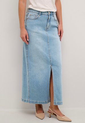Svetlo modra denim maxi krila z sprednjim razporkom, petimi žepi in kontrastnim šivanjem. Ujemajoče se z bež čevlji s koničastim nosom.