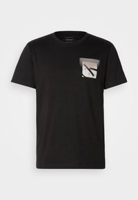 SOFT BOX MONOGRAM TEE - Nyomott mintás póló - black