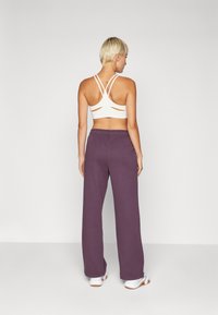 Fabletics COZY WIDE LEG SWEATPANT - Pantalon de survêtement - deep plum