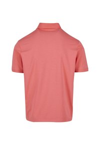 Polo majica kratkih rukava od mekog koraljnog materijala, s klasičnom kragnom i glatkom, ujednačenom teksturom, ravnim leđa i urednim rubom.