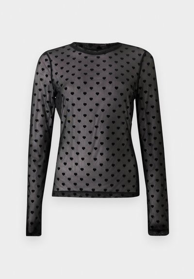 Μακρυμάνικη μαύρη διαφανής μπλούζα από τούλι με μικρά μαύρα, αδιάφανα μοτίβα σε σχήμα καρδιάς σε όλη την επιφάνεια και στρογγυλή λαιμόκοψη.