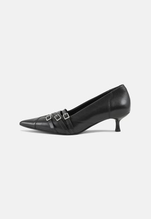 Escarpins en cuir noir à bout pointu avec trois lanières horizontales et des accents de boucles en argent ; dotés d'un petit talon kitten évasé.