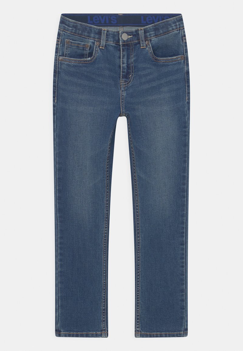 Jean en denim bleu avec un design à cinq poches, légères distresses et coutures jaunes contrastantes. Comprend une ceinture avec logo et une coupe droite.