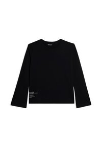 T-shirt a maniche lunghe nera in cotone. Presenta un colletto rotondo e dettagli testuali bianchi sul lato sinistro in basso. Design semplice e aderente.