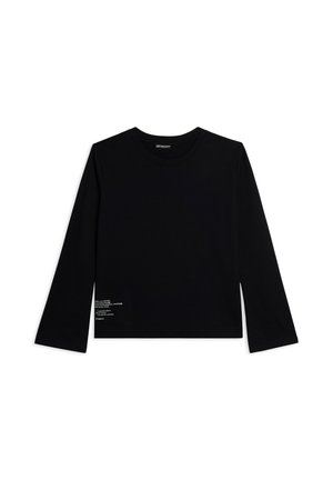 T-shirt a maniche lunghe nera in cotone. Presenta un colletto rotondo e dettagli testuali bianchi sul lato sinistro in basso. Design semplice e aderente.