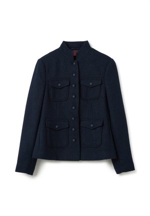 Chaqueta de tweed azul marino con cuello alto, cierre de seis botones y cuatro bolsillos frontales; tejido texturizado con un ajuste estructurado.