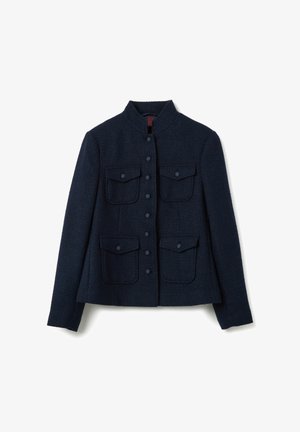 Chaqueta de tweed azul marino con cuello alto, cierre de seis botones y cuatro bolsillos frontales; tejido texturizado con un ajuste estructurado.
