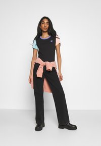 Puma DOWNTOWN SMALL LOGO TEE - T-shirt z nadrukiem