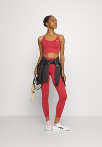 ICANIWILL DEFINE SEAMLESS BRA - Sportmelltartó könnyű sportoláshoz - autumn red