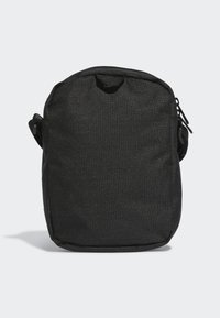 Bolso de hombro de tela negra con forma rectangular, cierre de cremallera y correa ajustable. Superficie texturizada, diseño minimalista, sin patrones visibles.