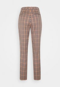 Pantalon à carreaux slim ; présente une palette de couleurs brun, pêche et noir, deux poches arrière, et une texture lisse.