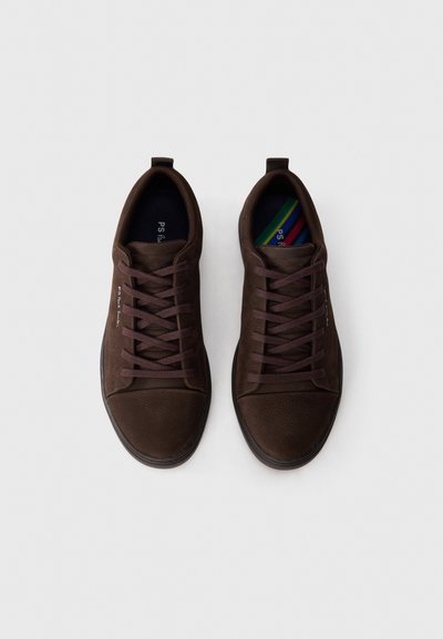 Sneakers din întreg suede maro, cu un capac pentru degete texturat, șireturi asortate și o talpă interioară stripată. Concepute cu un profil jos și o formă rotundă.