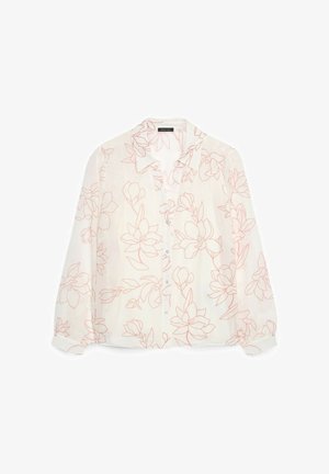 Witte blouse met lange mouwen en knopen, met lichtroze bloemmotieven in lijnpatroon en een klassieke kraag, plat gelegd op een witte achtergrond.