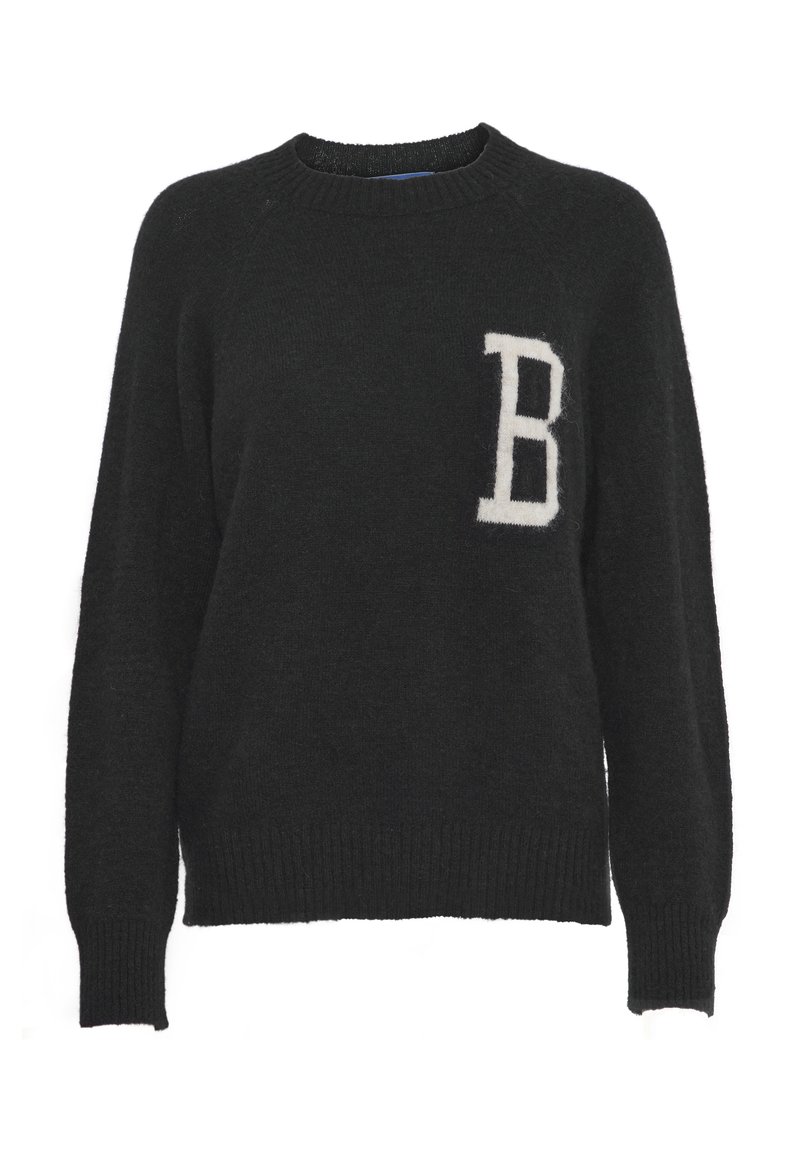 Zwarte gebreide trui met een ronde hals, geribbelde mouwen en zoom, en een witte "B" op de linkerkant van de borst. Zacht, textuurstof.