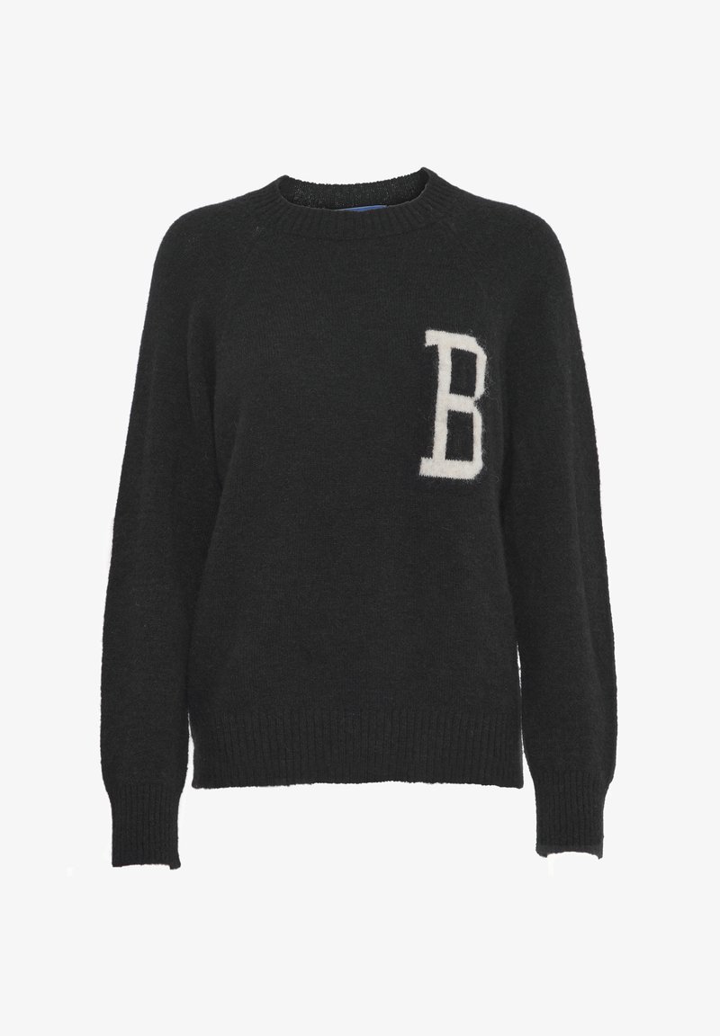 Zwarte gebreide trui met een ronde hals, geribbelde mouwen en zoom, en een witte "B" op de linkerkant van de borst. Zacht, textuurstof.