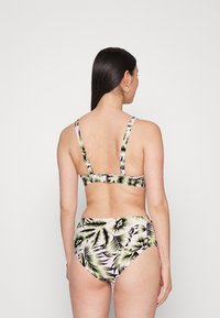 Conjunto de bikini com estampa floral de folhas verdes e rosas. Apresenta alças largas e fecho de clipe. Parte de baixo de cintura alta e tecido texturizado.