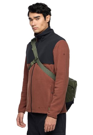 Giacca da uomo in fleece con corpo marrone e colletto nero, tasche con zip e borsa a tracolla verde. Tessuto robusto.