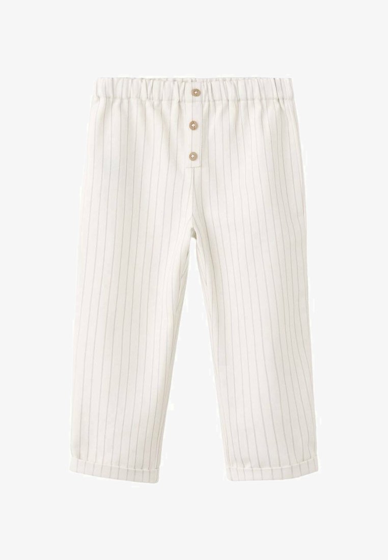 Pantalon blanc pour bébé avec fines rayures verticales grises, taille élastique, trois boutons à l'avant et revers roulés aux chevilles.