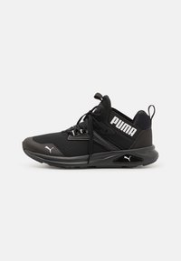 Baskets de sport noires avec tige en mesh, col rembourr�é, semelle en caoutchouc et logo Puma bien en évidence. Comprend des lacets et une languette au talon pour un enfilage facile.