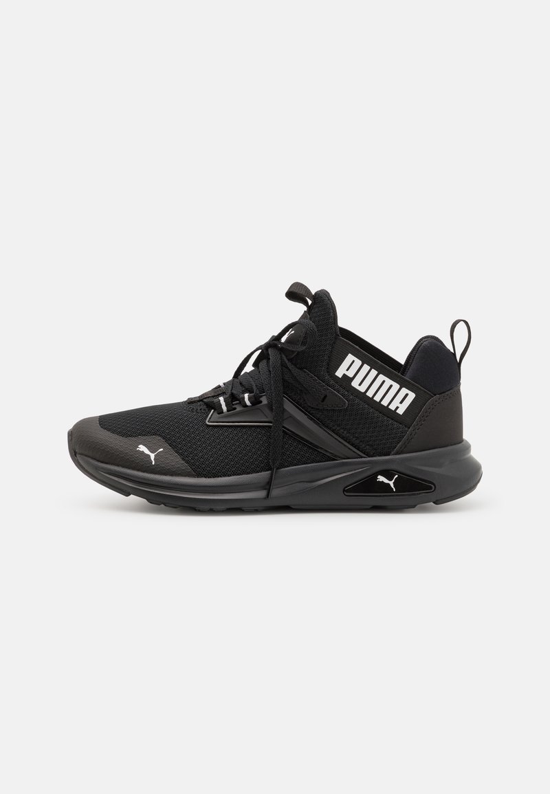 Baskets de sport noires avec tige en mesh, col rembourré, semelle en caoutchouc et logo Puma bien en évidence. Comprend des lacets et une languette au talon pour un enfilage facile.