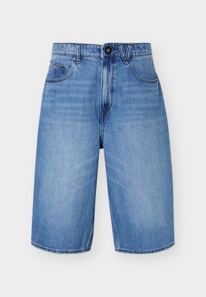 Short en denim bleu taille haute longueur genou avec fermeture à bouton et zip à l'avant, passants de ceinture et poches avant sur fond blanc.