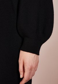 DRYKORN Pletené šaty - black