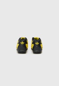 adidas Originals ADIRACER UNISEX - Tossud - yellow/core black/core black