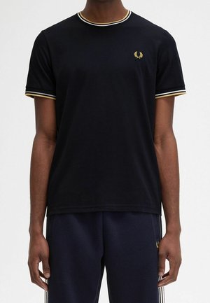 Czarna bawełniana koszulka z kontrastującym żółto-białym prążkowanym kołnierzykiem i mankietami na rękawach. Na piersi znajduje się małe haftowane logo.